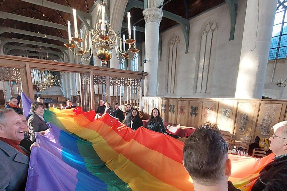 Gemeenteleden bekijken de nieuwe vlag in de Grote Kerk in Monnickendam.