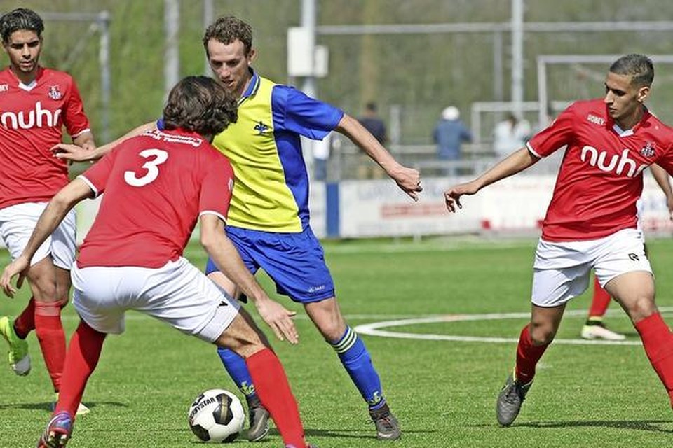 Bas Kansen van AGV’34 aan de bal tegen Nieuw Utrecht. Hij was goed voor twee doelpunten.