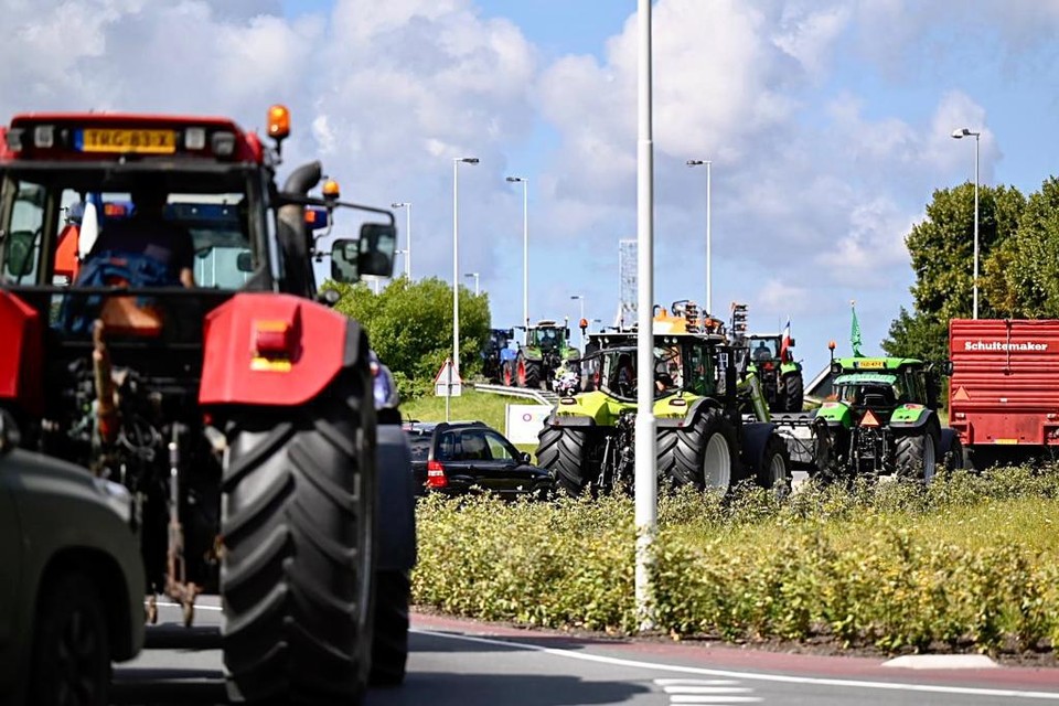 Boeren vertrekken richting Haarlem na de blokkade-actie bij het distributiecentrum van Albert Heijn in Zaandam.