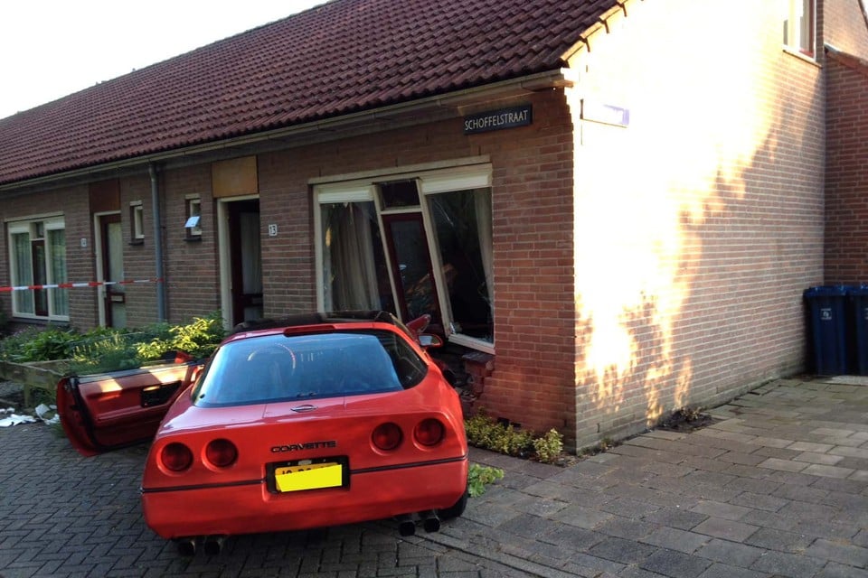Auto rijdt woning aan de Schoffelstraat in Alkmaar in. Foto: DNP.NU