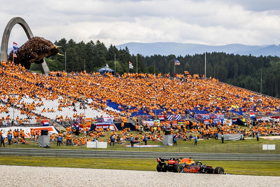 Het Oranje-legioen kijkt toe bij de training van Max Verstappen tijdens de Grand Prix van Oostenrijk.