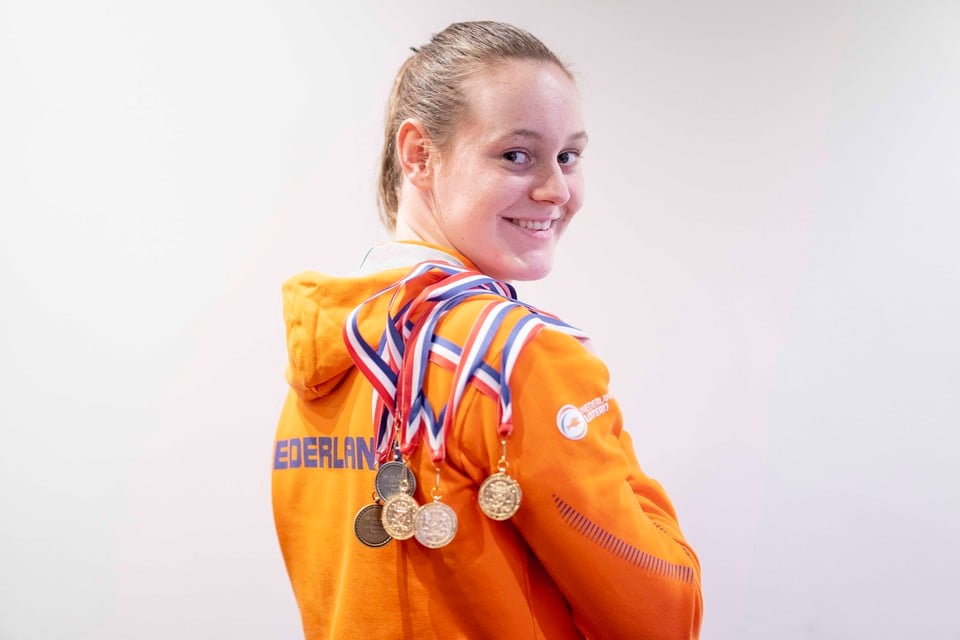 Amber van der Kruk met haar oogst aan medailles na het NK korte baan in Den Haag.