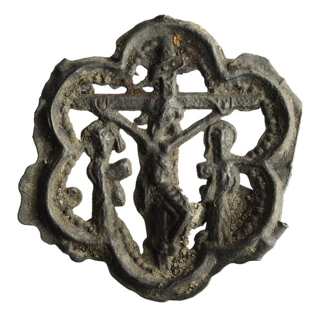 Speld van tin/lood met afbeelding kruisiging Christus, 1400-1500.