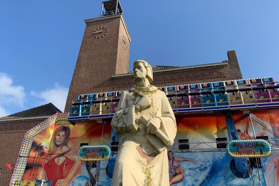 Het beeld van Lucas voor de Lucaskerk in Venhuizen is voor het eerst omringd door kermisattracties.
