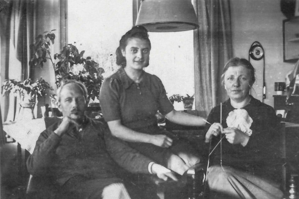 Meester Jan de Vries met zijn vrouw Anna en hun Joodse onderduikster Peppi Prior.