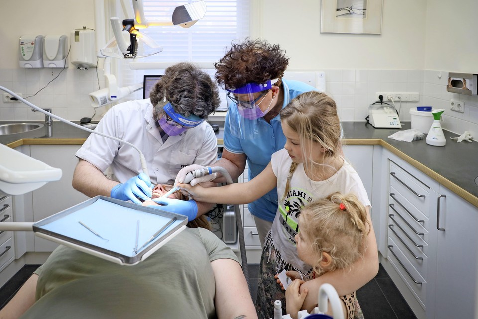 Elvis en Iggy helpen de tandarts bij de jaarcontrole van hun moeder Madelon.
