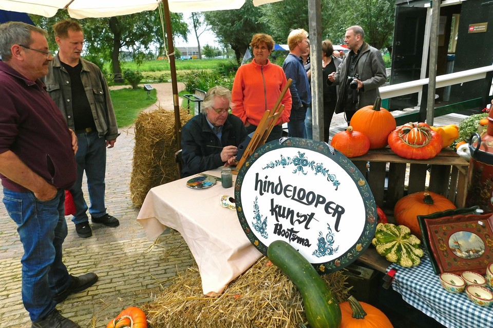 Folklore als is het niet Zaans, Hindelooper schilderkunst op Zaanse Folkloredag.