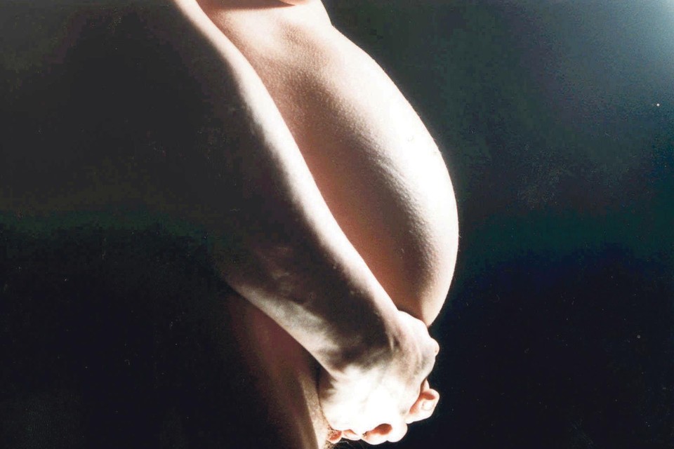 Een bolle buik: zwanger, ten voeten uit. Het toenemend aantal ic-opnames van moeders met corona baart gynaecologen in Nederland zorgen.