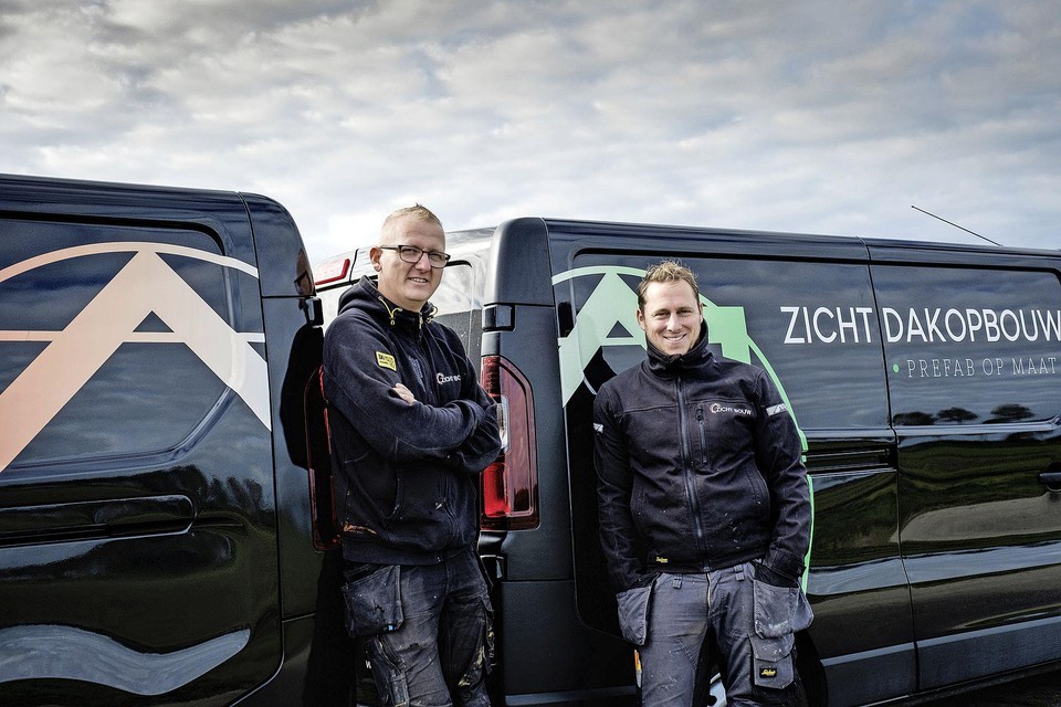 Koen van der Gulik (l) en Sybren de Vries gaan naar nieuwbouw op Zevenhuis met hun bedrijf Zicht Bouw.