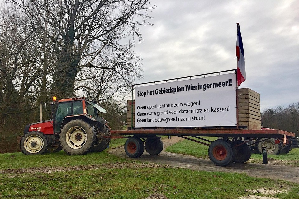 Een groot protestbord bij Wieringerwerf.
