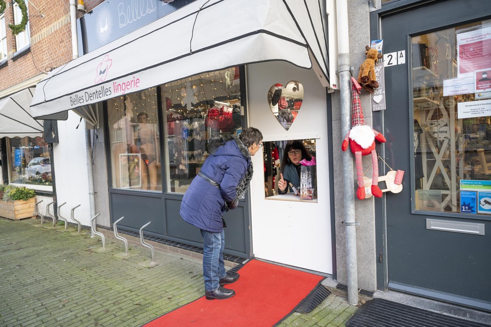lezing Compliment acuut Bh's verkopen vanachter het raam: Krista Peereboom start takeaway lingerie-service  in Krommenie. 'Even de trui straktrekken en dan kan ik de maat zien' |  Noordhollandsdagblad