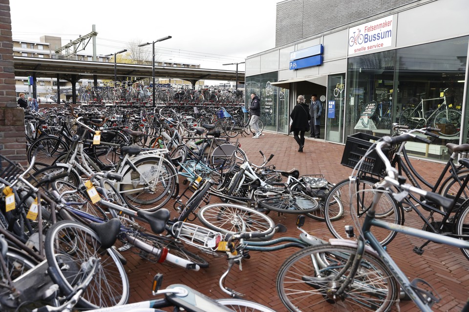 Bij station Naarden-Bussum is de fietsenchaos compleet.
