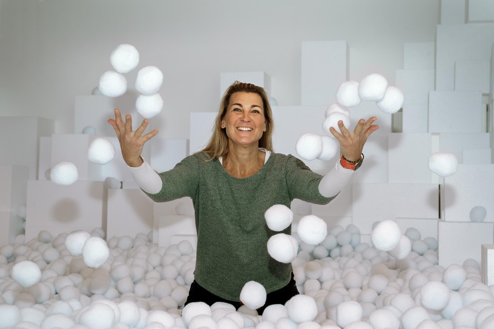 Barbara de Loor maakt plezier in de ’sneeuwballenbak’ tijdens de expositie ’Winterkoorts’ in het Zuiderzeemuseum.