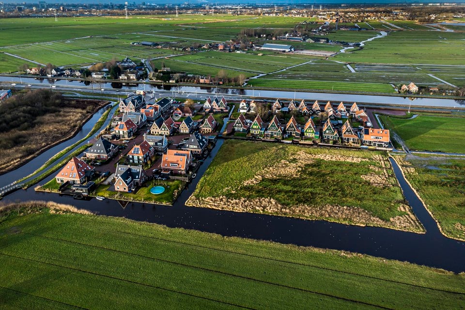 De scheidingslijn tussen Watergang en Landsmeer, Kanaaldijk. Tot 1991 hoorde Watergang bij Landsmeer.