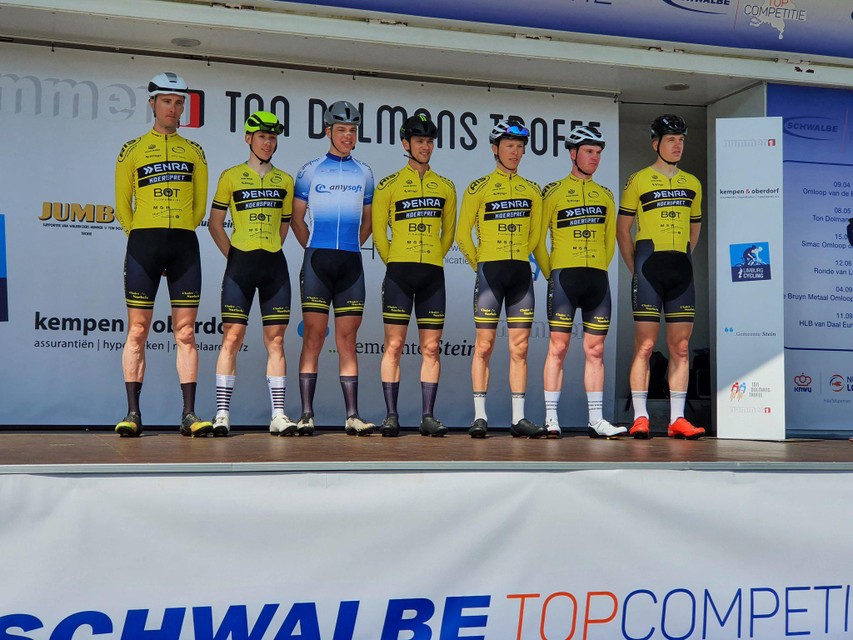 De West-Friese wielerformatie voor de start van de Ton Dolmans Trofee, één van de zeven wedstrijden van de Topcompetitie.