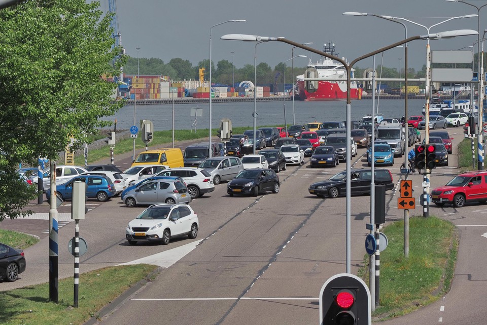 Opgehoopt verkeer wacht op de pont naar Velsen-Noord.