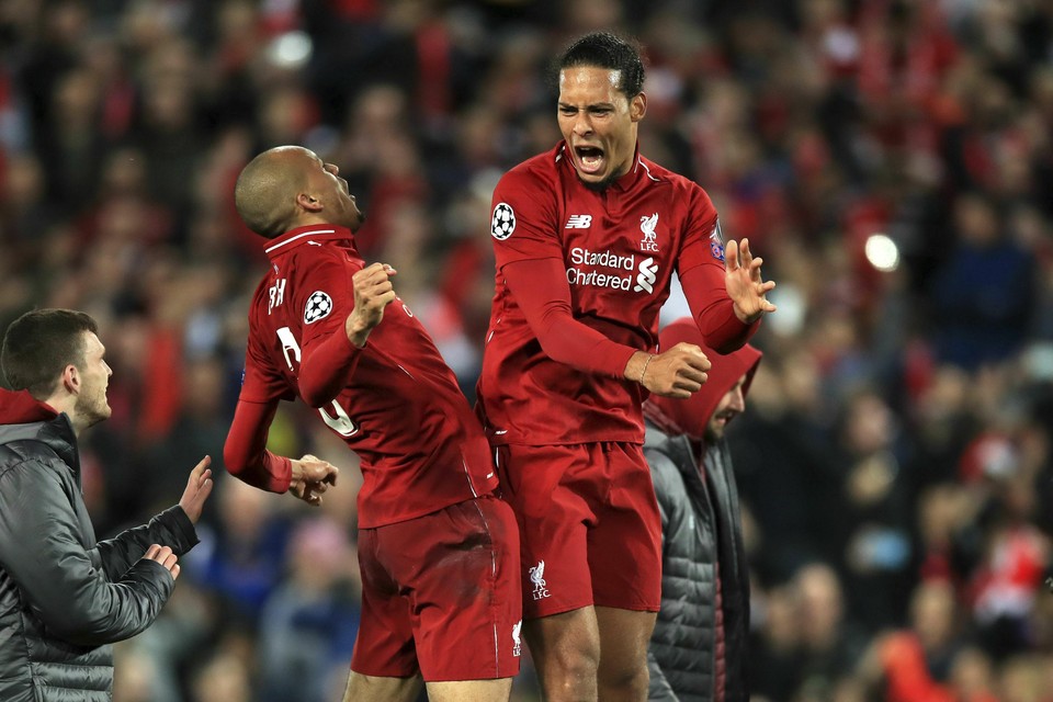 Virgil van Dijk (rechts) viert de overwinning van Liverpool tegen Barcelona in de halve finale van de Champions League.