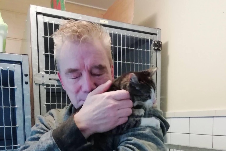 Geëmotioneerd sluit Govert zijn kat Snuffel in de armen.