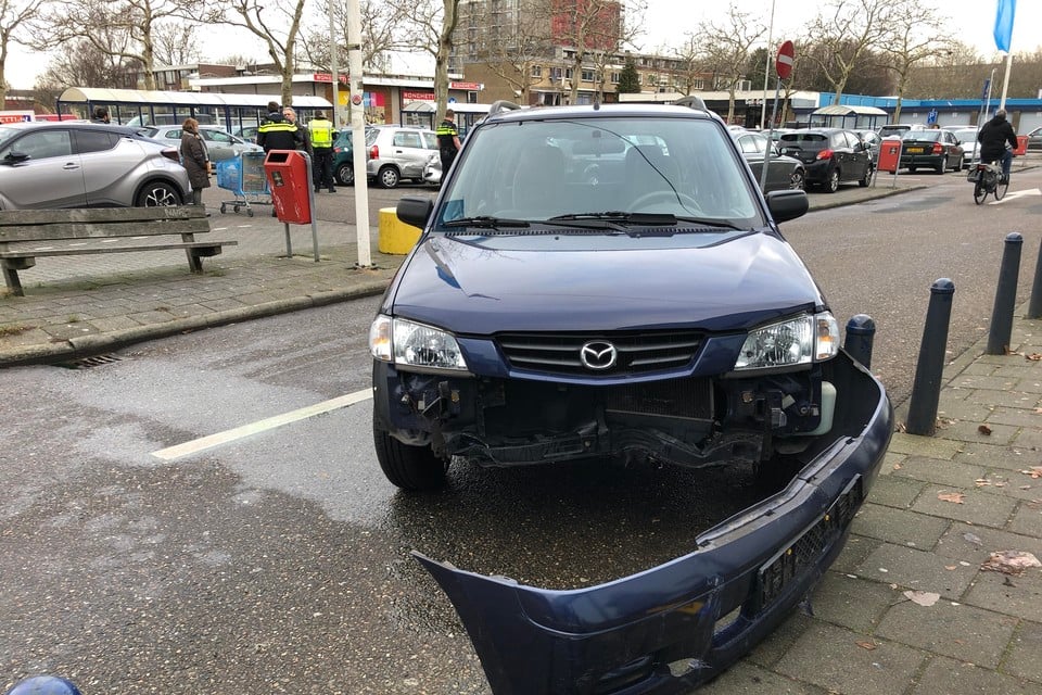 Pijlpunt lid vers Domino-effect: vijf auto's lopen schade op bij uitparkeren in Zaandam |  Noordhollandsdagblad