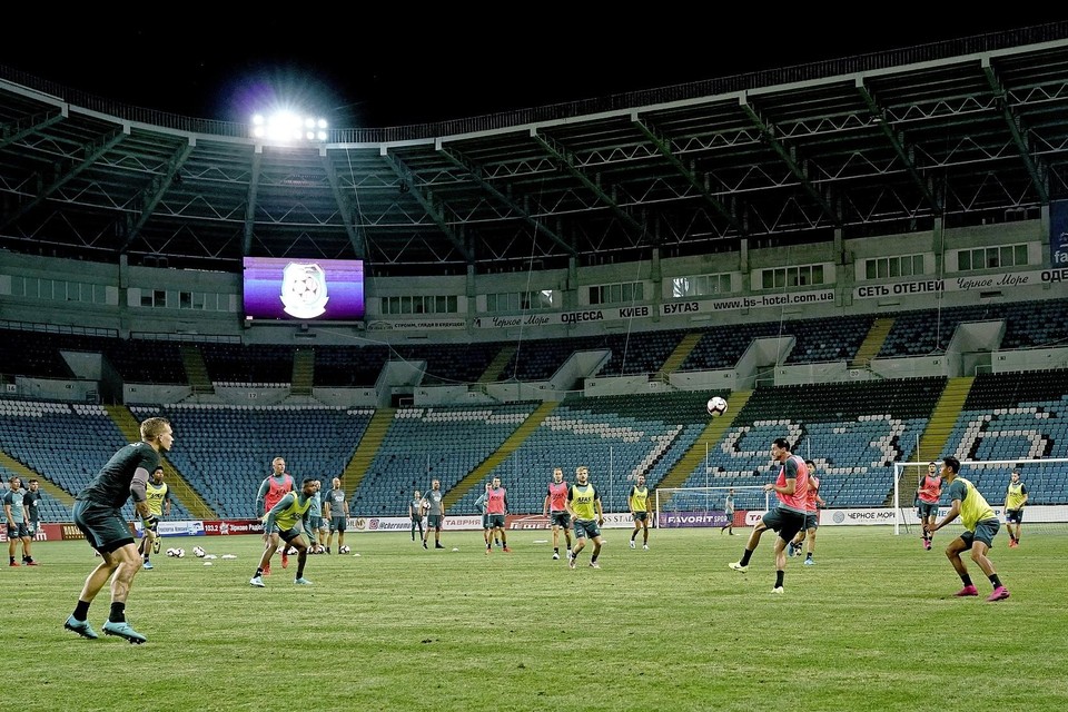 Marco Bizot (links) gisteravond in actie tijdens de afsluitende training in het Tsjornomoretsstadion.