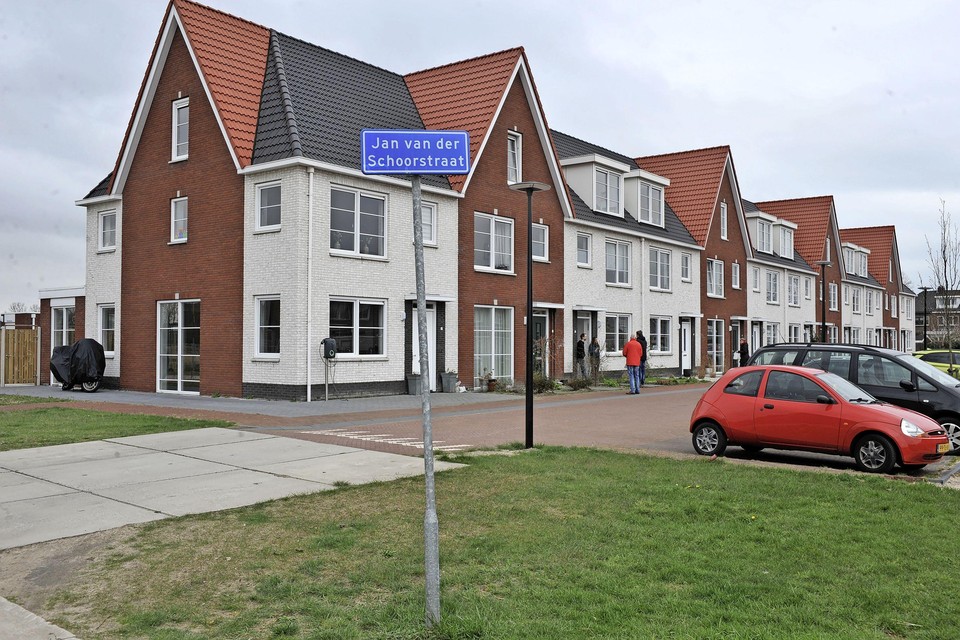 In de Jan van der Schoorstraat bezorgt Museum Kennemerland een goodybag met een bloekje over de markante Beverwijker naar wie de straat is vernoemd.