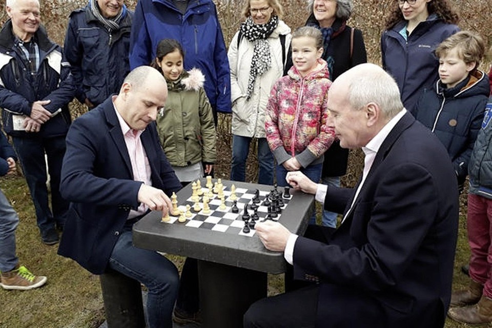 Jesus Medina de Molina (links) doet de eerste zet op de openbare schaaktafel in het Máximapark in Utrecht.