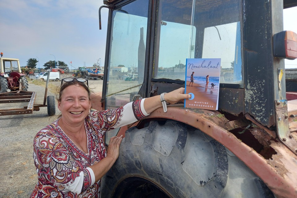 Martine Hoogschagen op het strand van Port du Bec, waar oesterboeren gebruik maken van oude tractors.