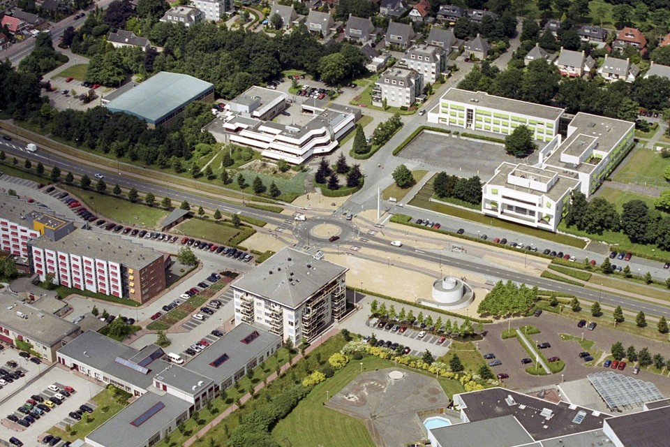 Een archieffoto van het plangebied, met in het midden van links naar rechts de Dalweg. Daarboven van links naar rechts sporthal Beukendal, het politiebureau en het gemeentehuis.