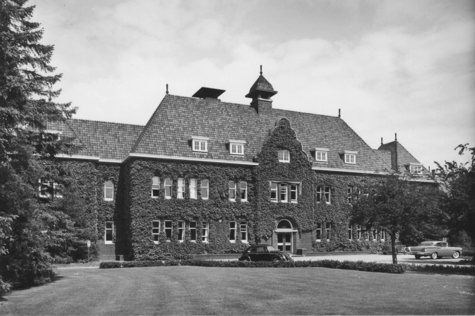 Het hoofdgebouw van het uit 1932 daterende blindeninstituut in Huizen.