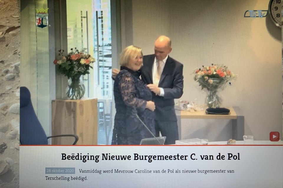 Caroline van de Pol kreeg de ambtsketen omgehangen van haar partner Felix van Beek.