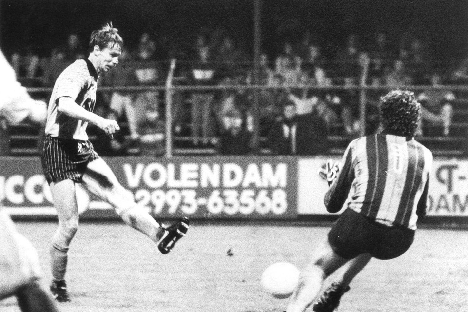 Dick Helling in actie als speler van FC Volendam.