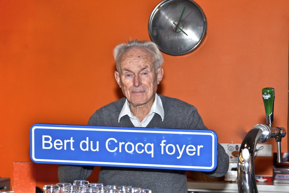 Bert du Crocq: ’Een speldje van de bond, een naambord voor boven de bar en petit fourtjes met onder andere mijn foto erop, geweldig.’’