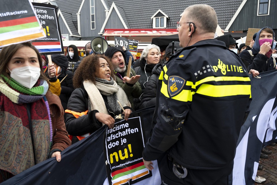 Aanhangers van de actiegroep Kick Out Zwarte Piet in Volendam.