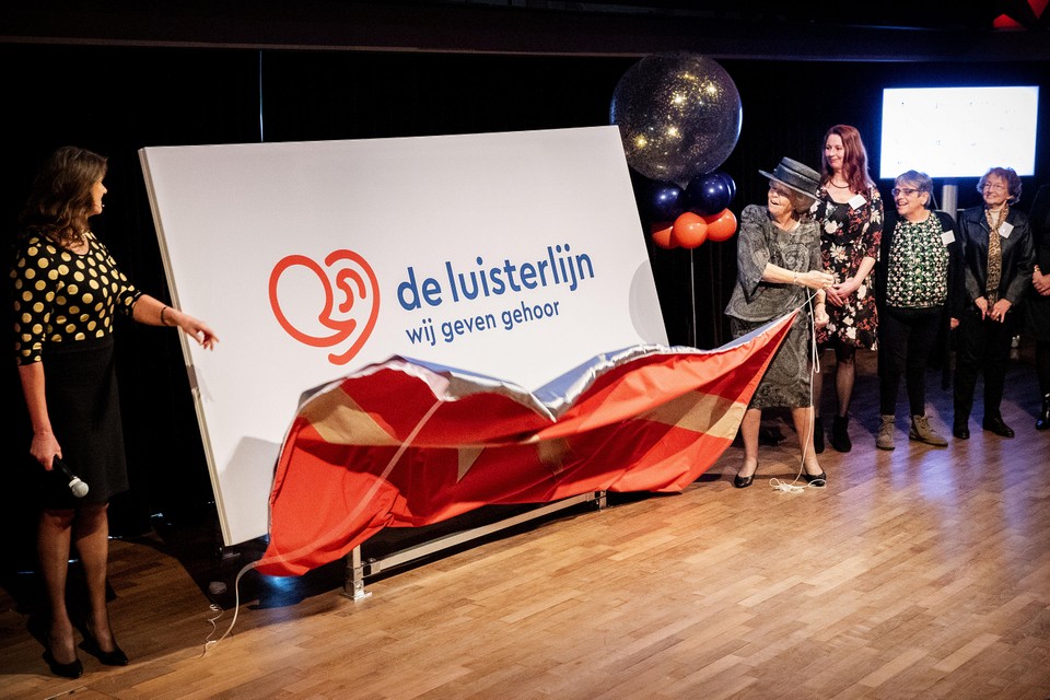 Prinses Beatrix opende de landelijke Luisterlijn in 2018.
