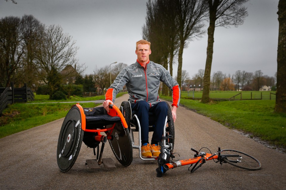 Geert Schipper met de gebroken Wheelr: een nieuwe komt er aan.