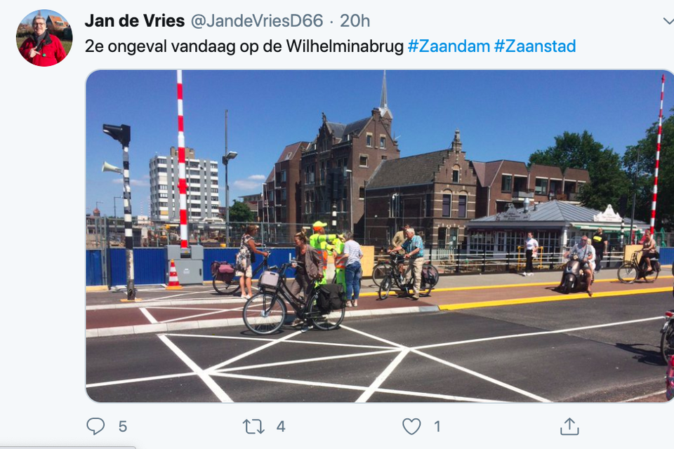 Jan de Vries (D66) zag de fietsers zaterdag vallen. ’Kleine stuurmanouvre was genoeg om het wiel van deze persoon te laten omklappen. Arm beschadigd, fiets onderdelen kapot.’