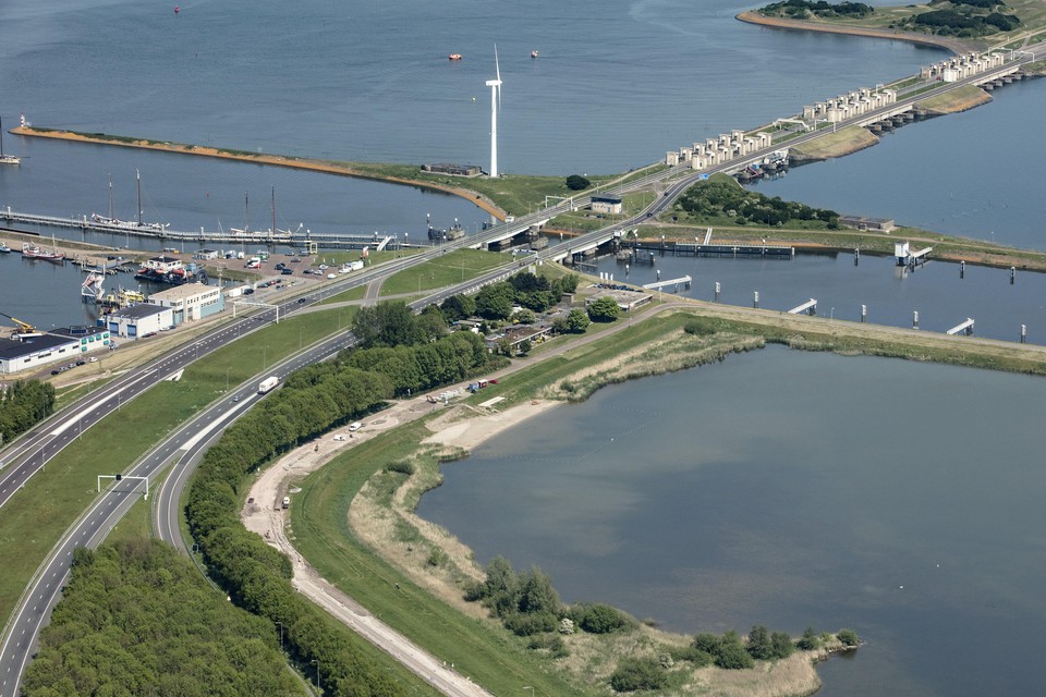 Een luchtfoto van Den Oever. Rechts een deel van de Zuiderhaven, aan de andere kant van de A7 de Oosthaven.