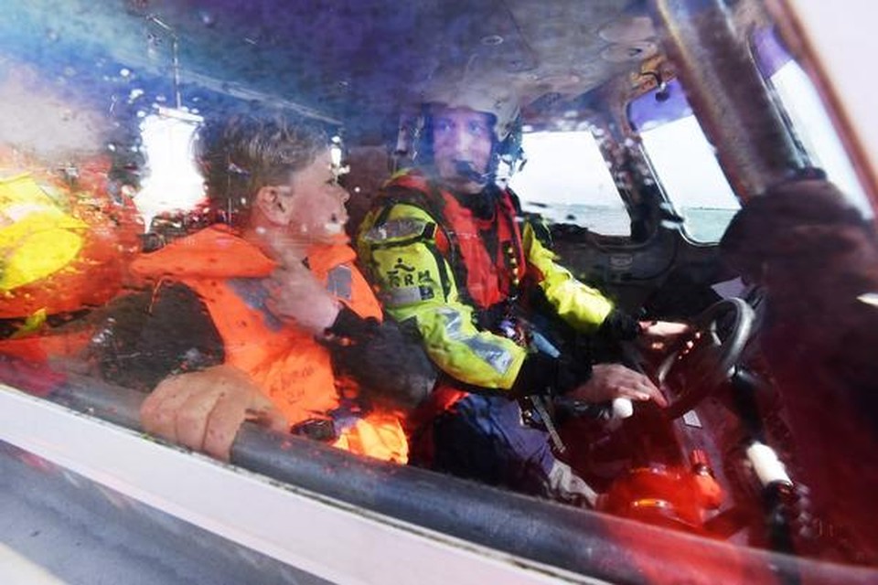 Meevaren met de Watersport is spannend voor jong en oud. Schipper Rob Roosendaal (rechts) geeft uitleg.