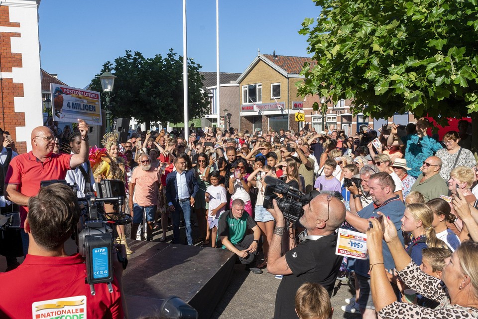 Het plein in Uitgeest stond woensdag vol met winnaars en belangstellenden.