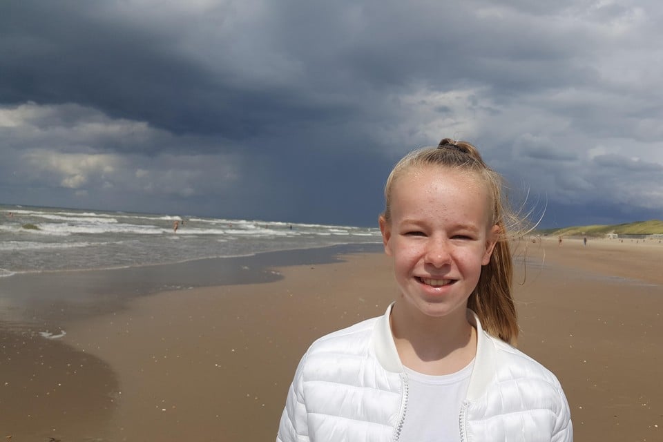Tamar op het strand in Castricum (2019).