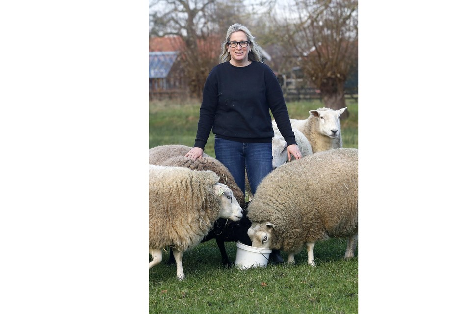 De strijdbare Sylvia Vrakking uit ’s-Graveland bij haar schapen niet ver van huis.