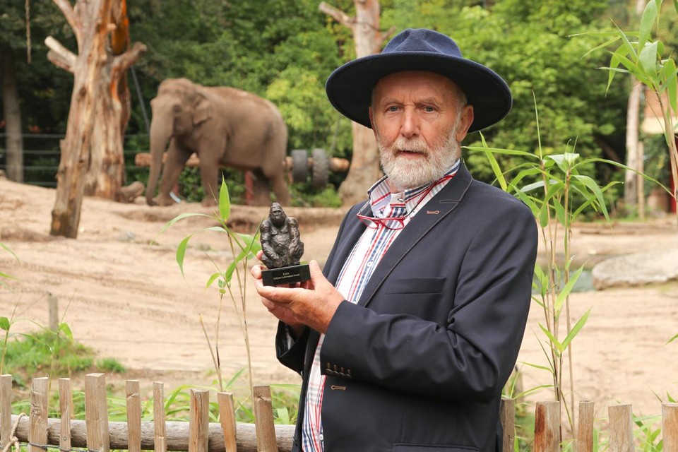 Marjo Hoedemaker poseert weer thuis in Amersfoort met zijn bronzen gorilla.