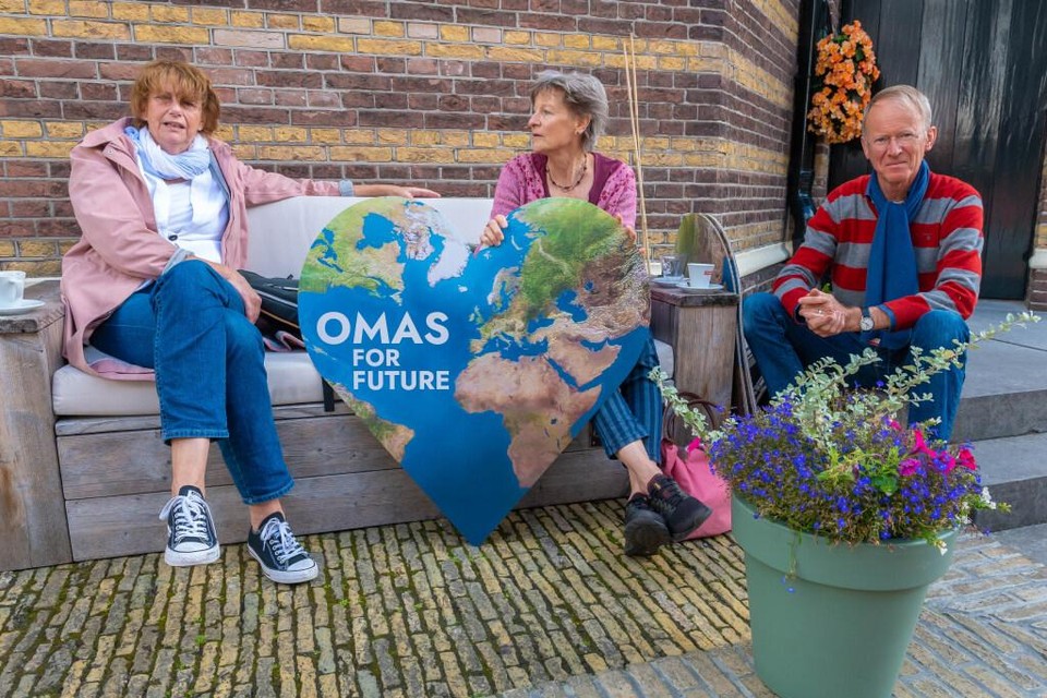 Ines Rinke, Gabi Both en Simon Gaastra van Oma’s For Future achter de Nicolaaskerk in Purmerend.