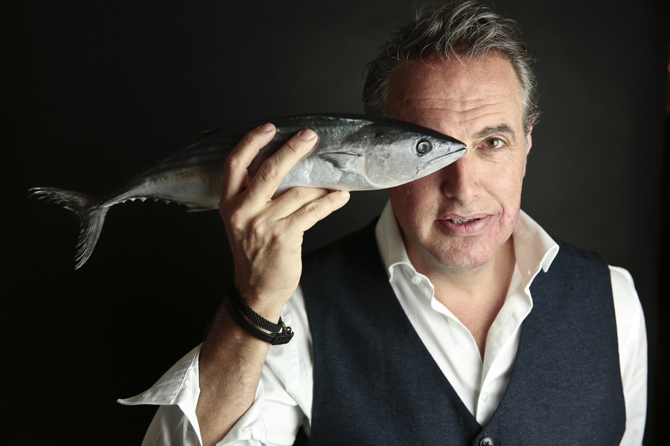 Cabaretier Richard Kemper doet in het kookboek ’iets met tonijn’.