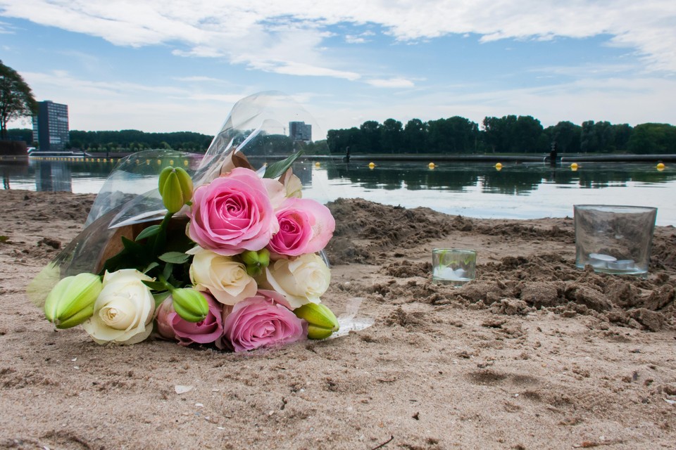 Bloemen voor een vijfjarige kleuter die verdronk in de Sloterplas.