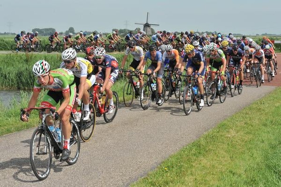 
Het hele peloton, met de uiteindelijke nummer drie Rick van Breda voorop, rijdt Bloemendalerweg op.
