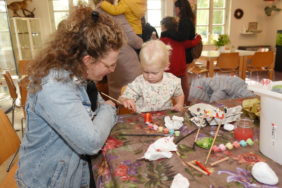 Moeder Charlotte met Jackey schilderen een lieveheersbeestje