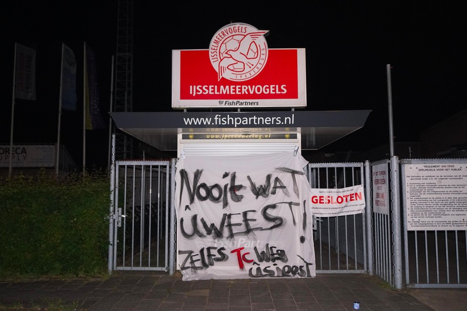Fans van buurman Spakenburg hingen zaterdagnacht een spandoek op aan het hek bij de ingang van het complex van de aartsrivaal. ’Nooit wat geweest! Zelf TC weggesjeesd’, luidt de tekst daarop in dialect.