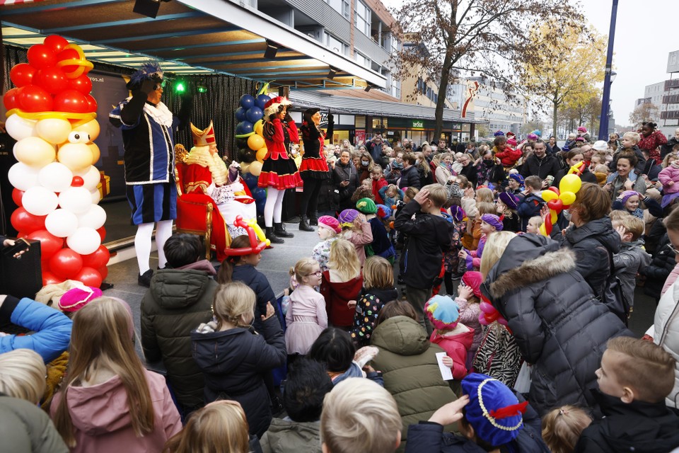 De drukte voor het podium met Sinterklaas in Seinhorst.