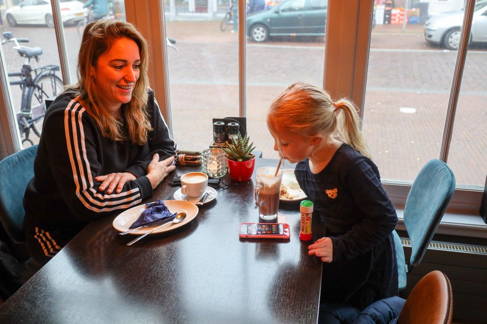 Chantal de Jong is met dochter Yessi zaterdagochtend aangeschoven bij Velius in Hoorn. ,,Fantastisch dat de horeca dit doet.”